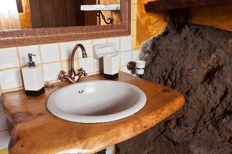 Bathroom 3, Poblado Jirdana I, Santa Cruz de Tenerife