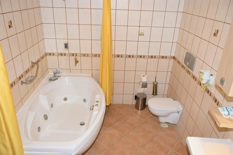 Bathroom 5, Pam Thermal Hotel & Clinic Spa, Akköy