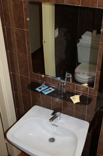 Bathroom 5, Hostal Andalucía, Granada