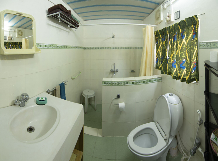Bathroom 3, Bamboo banks, The Nilgiris
