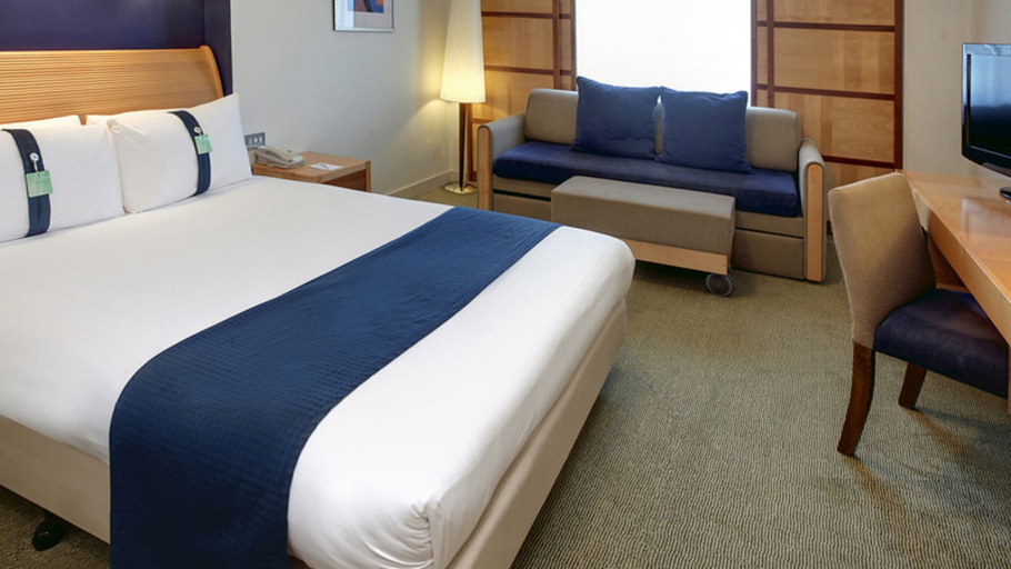 Bedroom 5, Holiday Inn AYLESBURY by IHG, Buckinghamshire