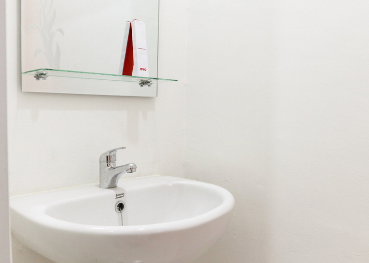Bathroom 2, Hotel O Monalisa Residence And Cafe, Padang