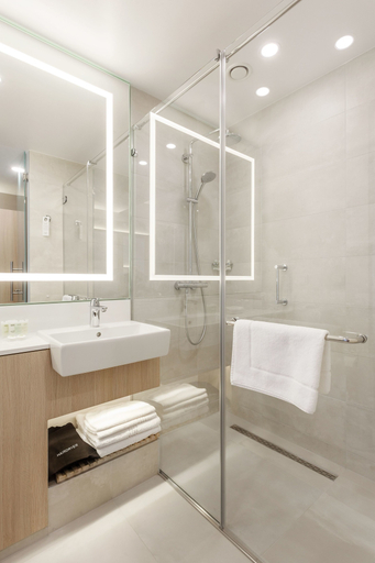 Bathroom 5, Courtyard by Marriott Vilnius City Center, Vilniaus