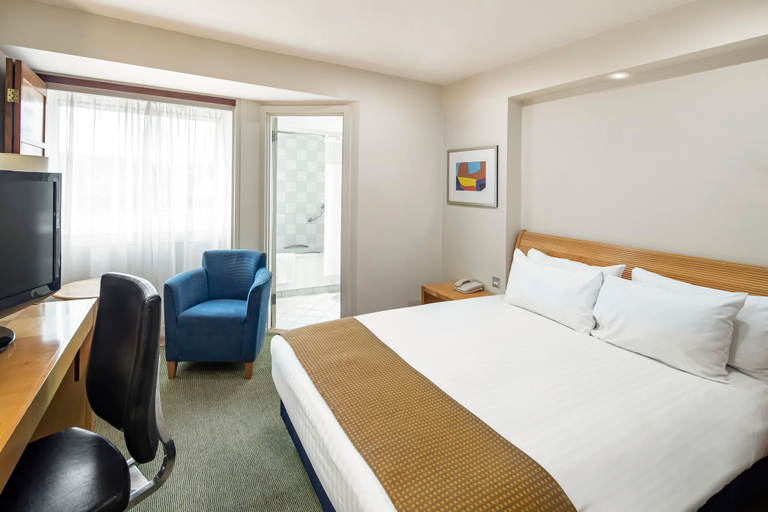 Bedroom 5, Holiday Inn BASINGSTOKE by IHG, Hampshire