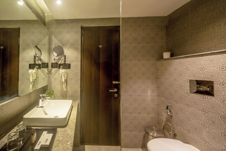 Bathroom 5, Olive Hotel MG Road Dunsvirk Inn by Embassy Group, Bangalore