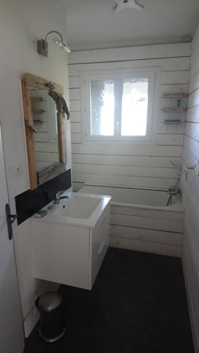 Bathroom 5, L'Esperluette, Gard