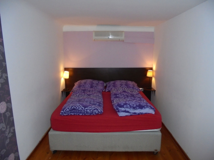 Bedroom 3, Liechtenstein Apartments, Budapesti