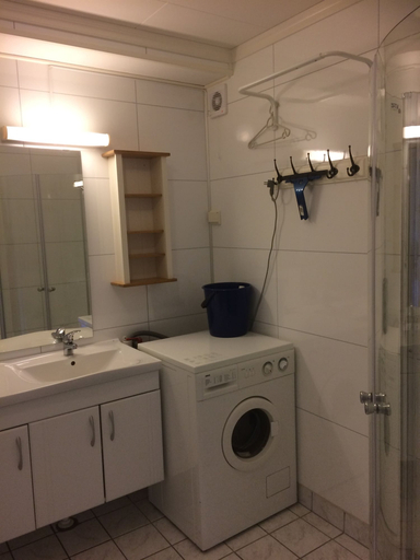 Bathroom 3, Sotra Rorbusenter, Sund