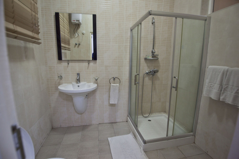 Bathroom, Okera Inn, Accra