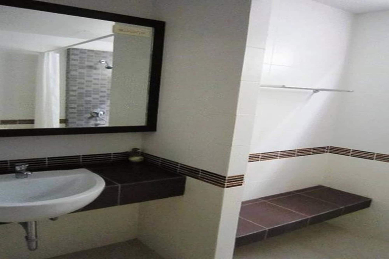 Bathroom 5, J Hotel, Mueang Krabi
