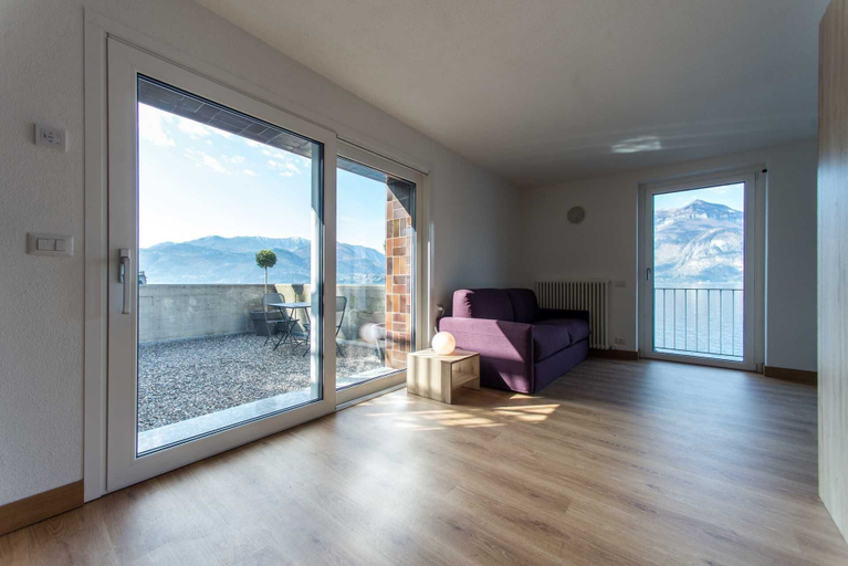 Others 4, Casa sull'acqua, Lecco