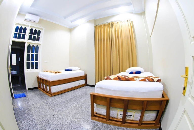 Bedroom 4, Bonsai Surf Lodge - Hostel, Padang