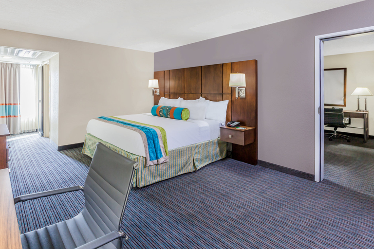 Bedroom 5, Holiday Inn & Suites OKLAHOMA CITY NORTH by IHG, Oklahoma