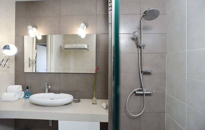 Bathroom 3, Casas do Pinheiro, Horta