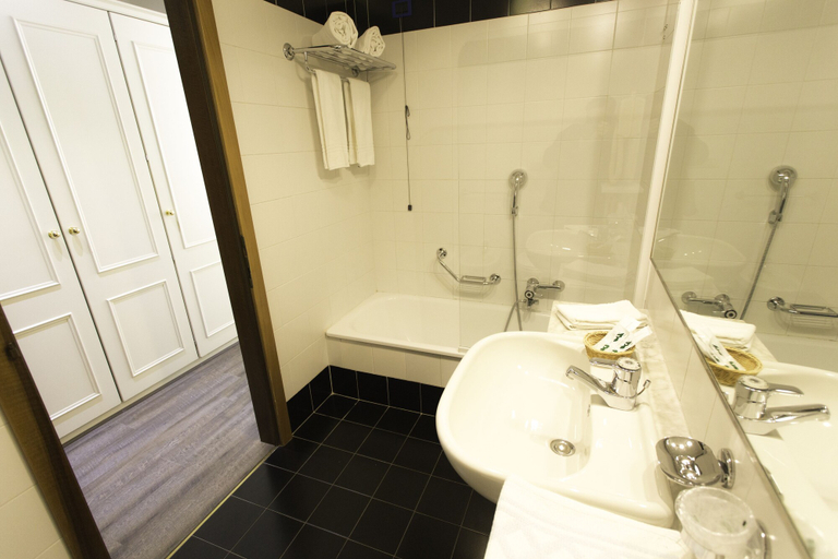 Bathroom 5, Hotel Sole Relax & Panorama, Trento