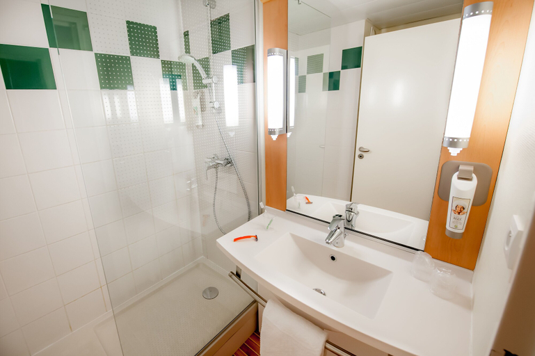 Bathroom 4, ibis Vannes, Morbihan