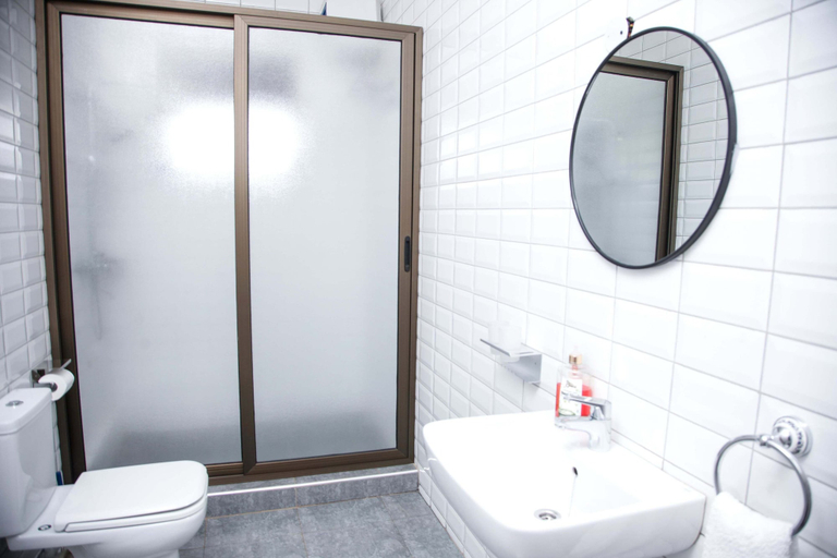 Bathroom 4, Fred and Winnie BnB, Kampala