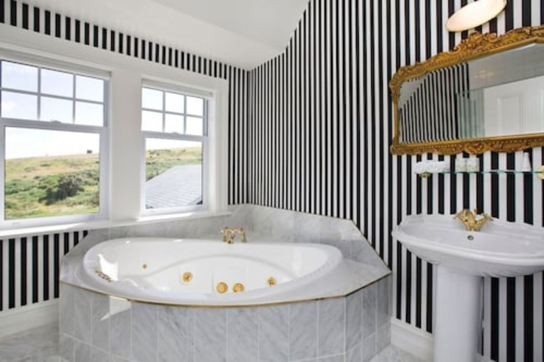 Bathroom 5, Camp Estate, Dunedin