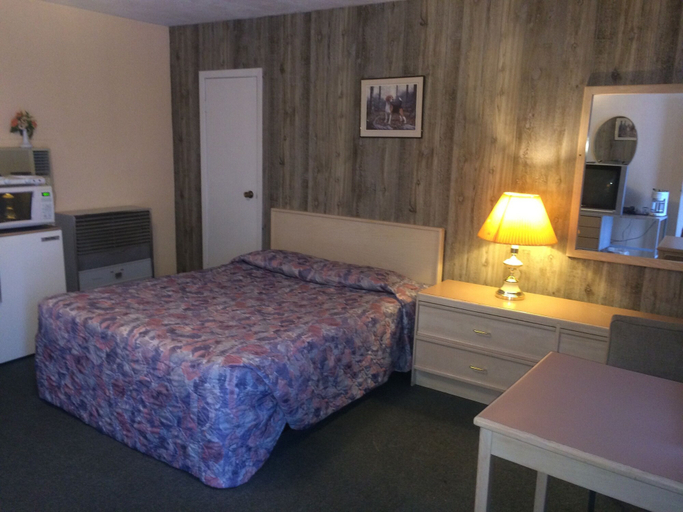 Bedroom 4, Road Runner Motel, Thompson-Nicola