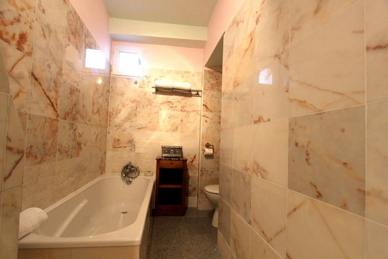 Bathroom 5, Château d'Island Avallon Vézelay, Yonne