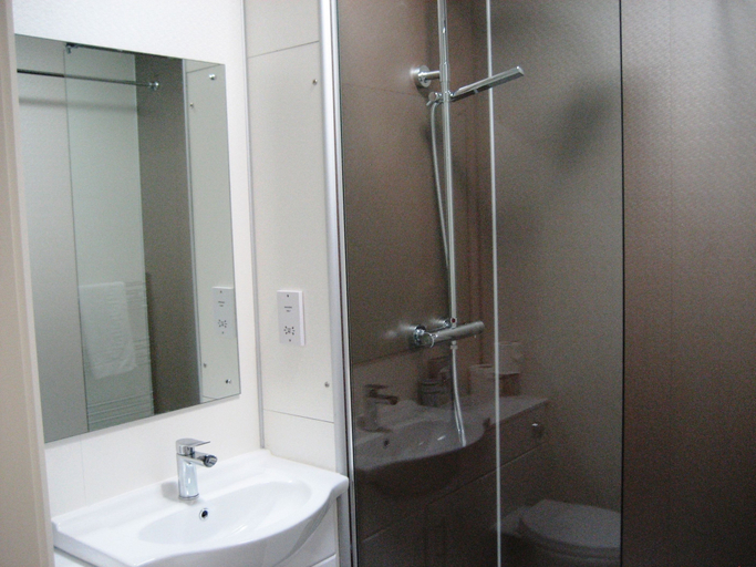Bathroom, Glenholme Apartments, Pembrokeshire