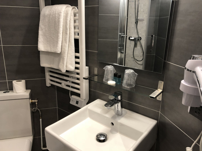 Bathroom 4, Hotel Alane, Paris