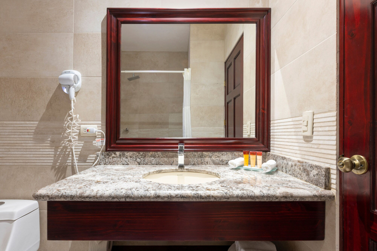 Bathroom 5, Hotel Magic Mountain SPA & Conference center, San Carlos