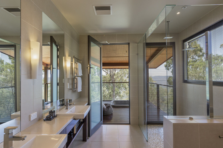 Bathroom 5, Spicers Peak Lodge, Warwick - East