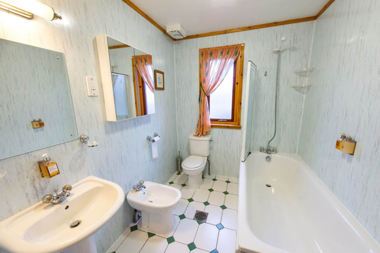 Bathroom 2, The Raven, Stirling