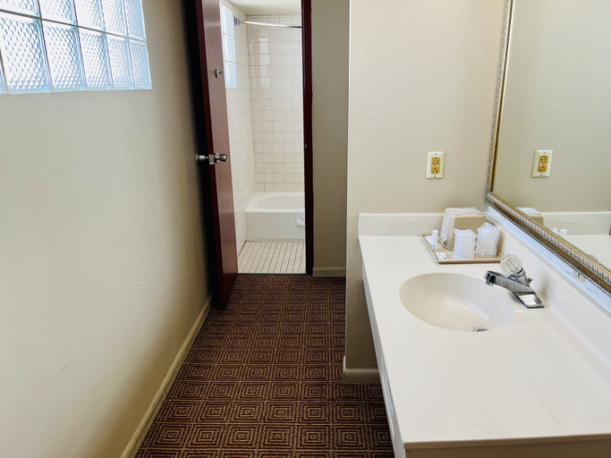 Bathroom 4, Econo Lodge Del Rio, Val Verde