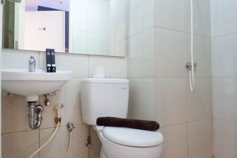 Bathroom 4, Comfy And Exclusive 2Br Apartment At Tanglin Supermall Mansion, Surabaya