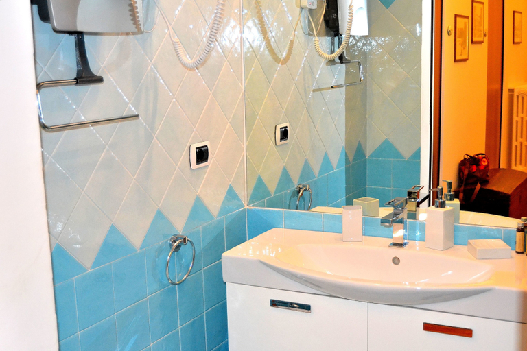 Bathroom 4, Chez Moi, Florence