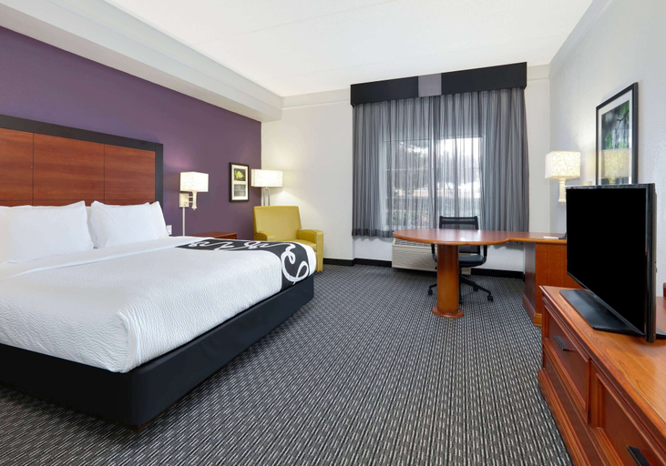 Bedroom 3, La Quinta Inn & Suites by Wyndham Dallas North Central, Dallas