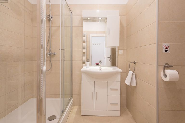 Bathroom 4, Bright and Spacious Apartment in the City Center!, Zagreb
