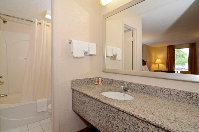 Bathroom 5, Econo Lodge Panama City St. Andrews, Bay