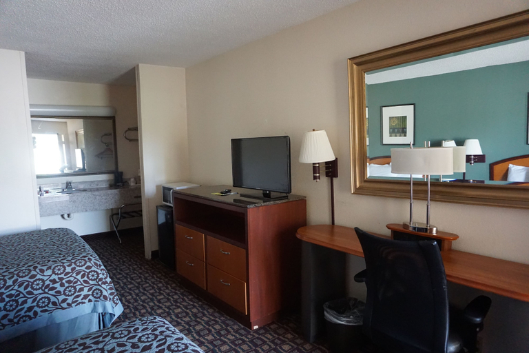 Bedroom 4, Days Inn by Wyndham Augusta Wheeler Road, Richmond