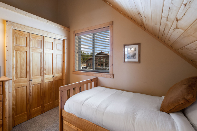 Bedroom 2, Mule Deer Cabin, Gallatin