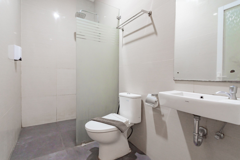 Bathroom 4, RedDoorz Plus @ Point Phila Cihampelas, Bandung