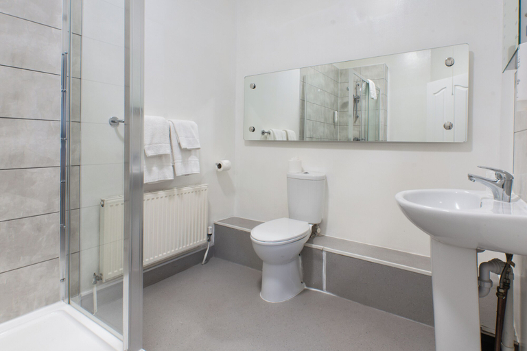 Bathroom 4, Best Western The Plough Hotel, Northamptonshire