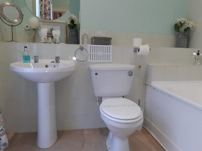 Bathroom 3, Brocks Guest House, Bath and North East Somerset