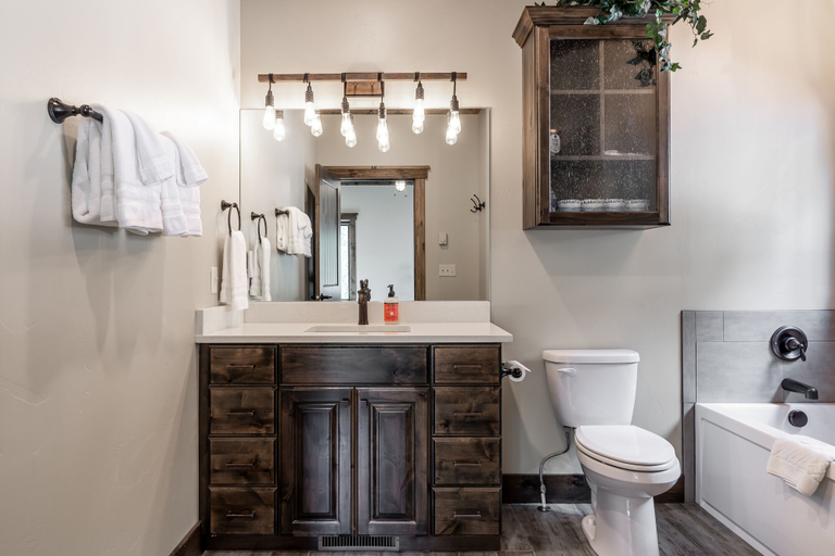 Bathroom 4, My Yellowstone Retreat, Fremont
