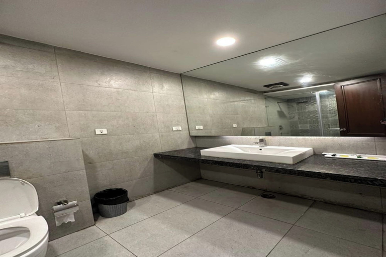 Bathroom 5, Hotel The Imperio, Delhi