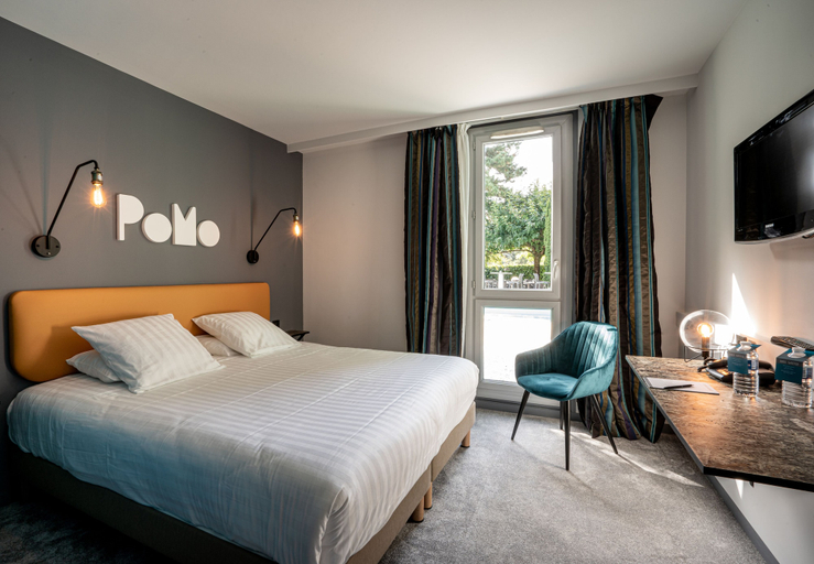 Bedroom 1, POMO Hotel & Restaurant, Isère