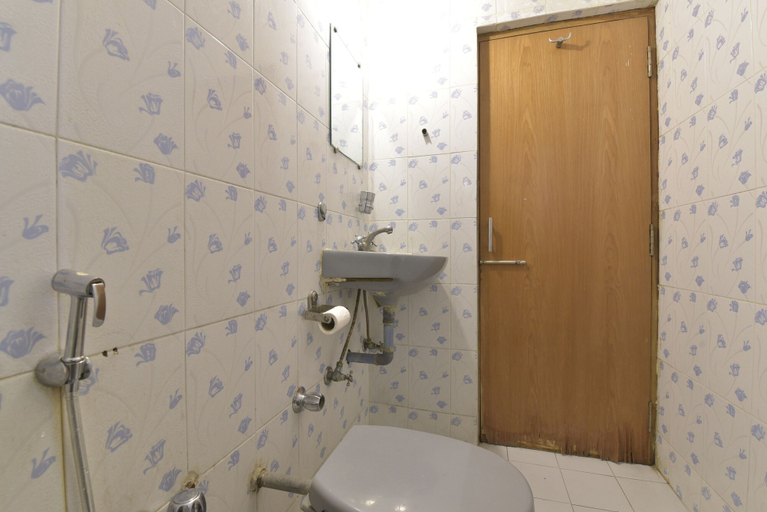 Bathroom, Hotel Airport Plaza, Ahmadabad