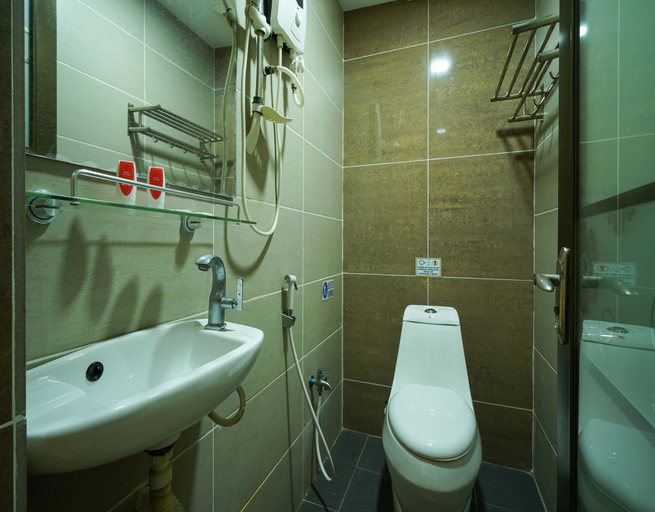 Bathroom 5, Enrich Hotel, Kuala Selangor