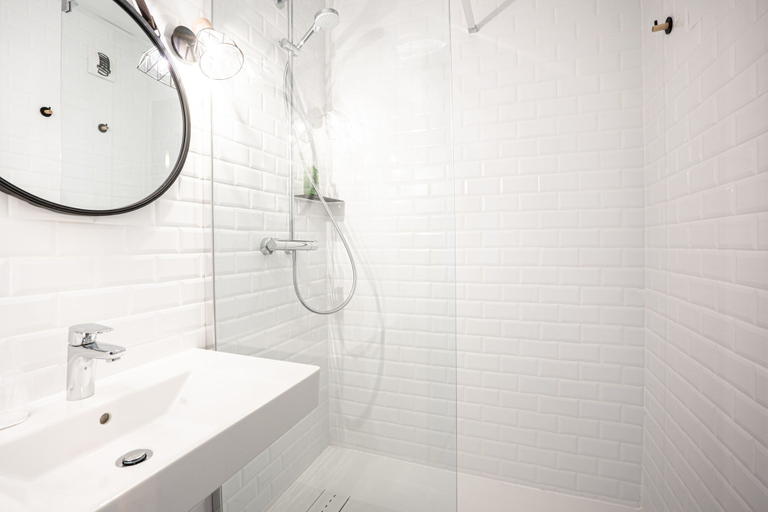 Bathroom 5, POMO Hotel & Restaurant, Isère