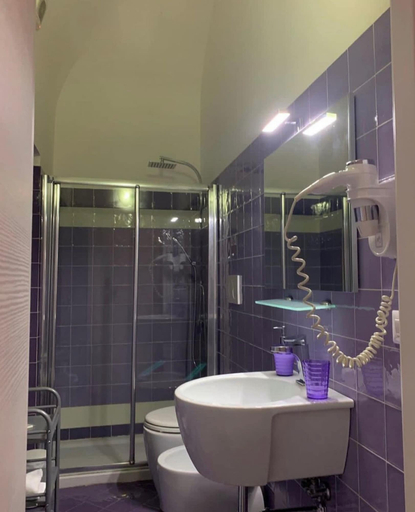 Bathroom 3, Duca di Uzeda, Catania