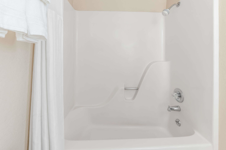 Bathroom 3, Days Inn by Wyndham Russell, Russell