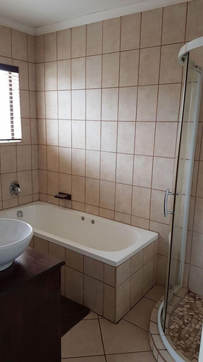 Bathroom 4, Tsessebe Guesthouse, Mangaung