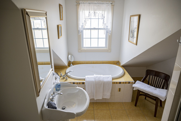 Bathroom 4, Belle View Manor Inn, Division No. 1